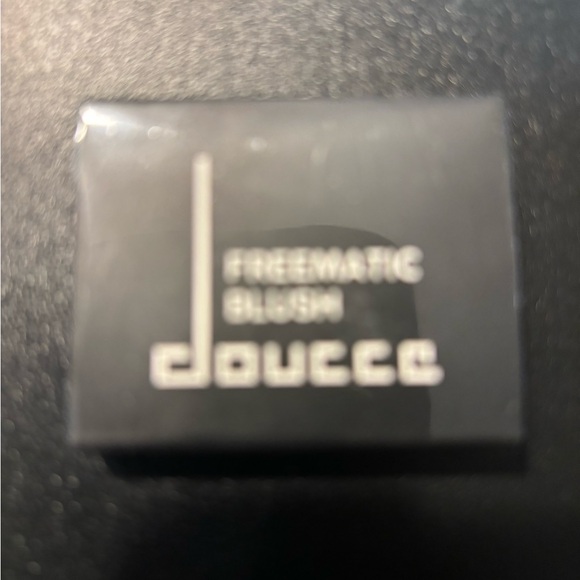 Make Up Lot (Small Makeup Bag with 3 items) - Picture 8 of 9